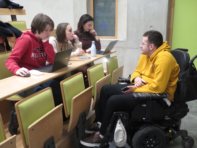mois des discriminations à science po Grenoble : La photo illustre les échanges après la projection.
