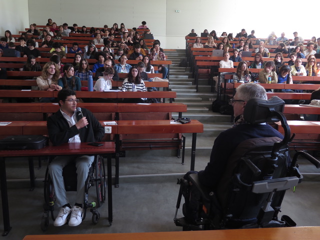 mois des discriminations à science po Grenoble : La photo illustre les échanges après la projection. Yan Echinard répond à une question du public.