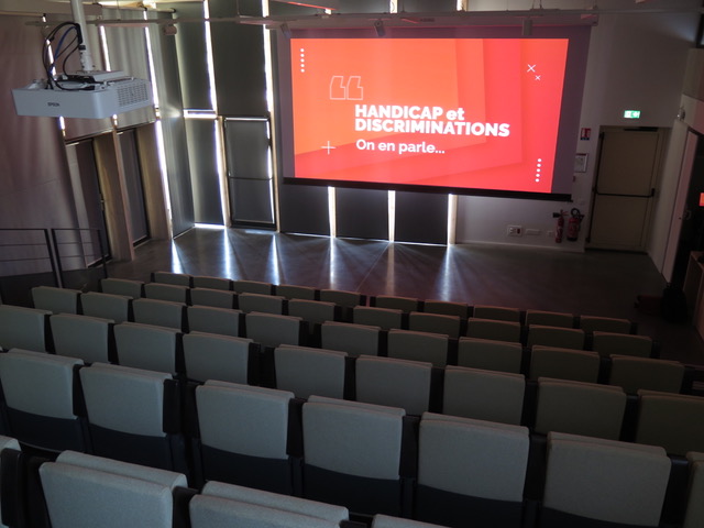 L'écran de la salle de projection à Vif, où le film "handicap et discriminations" a été projeté pour la première fois.